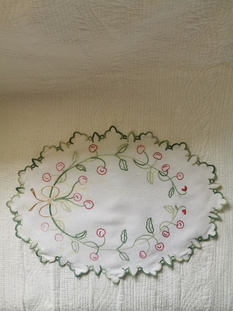 アンティーク フランス さくらんぼ刺繍 総スカラップリム リネンオーバルドイリー