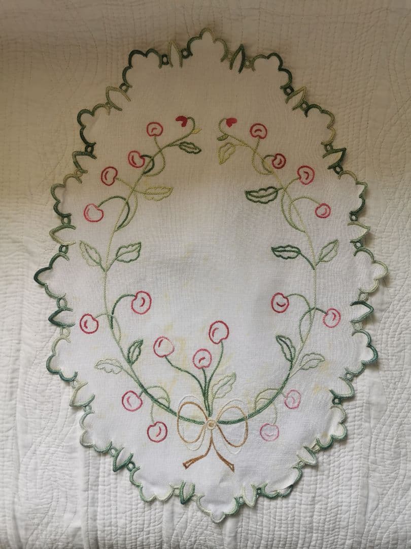 アンティーク フランス さくらんぼ刺繍 総スカラップリム リネンオーバルドイリー