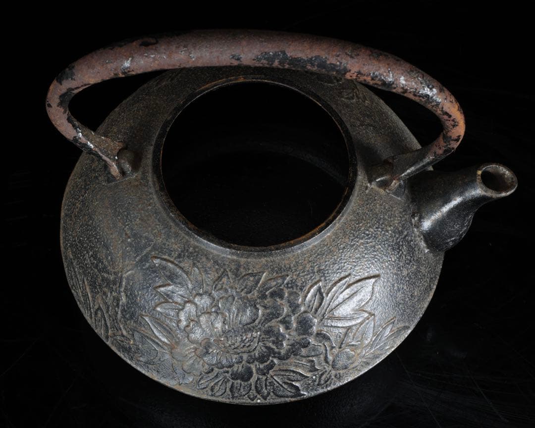 時代物【三巌堂】牡丹紋鉄瓶 在銘 南部鉄器 砂鉄なし 煎茶道具 古美術 骨董品
