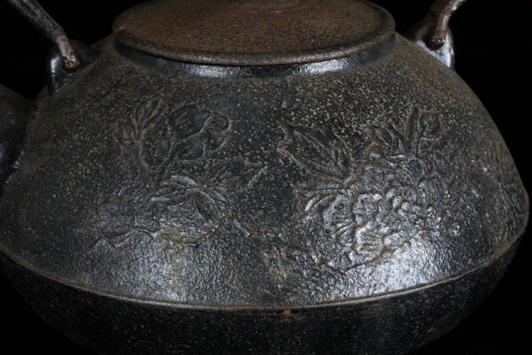 時代物【三巌堂】牡丹紋鉄瓶 在銘 南部鉄器 砂鉄なし 煎茶道具 古美術 骨董品