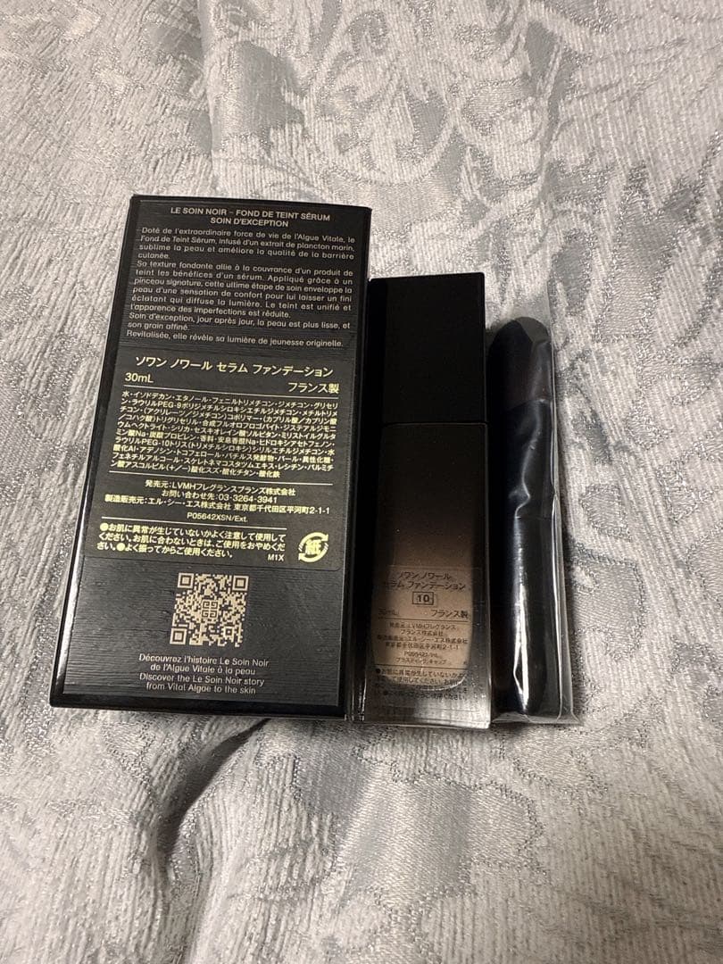 Givenchy ソワンノワールセラムファンデーション　10