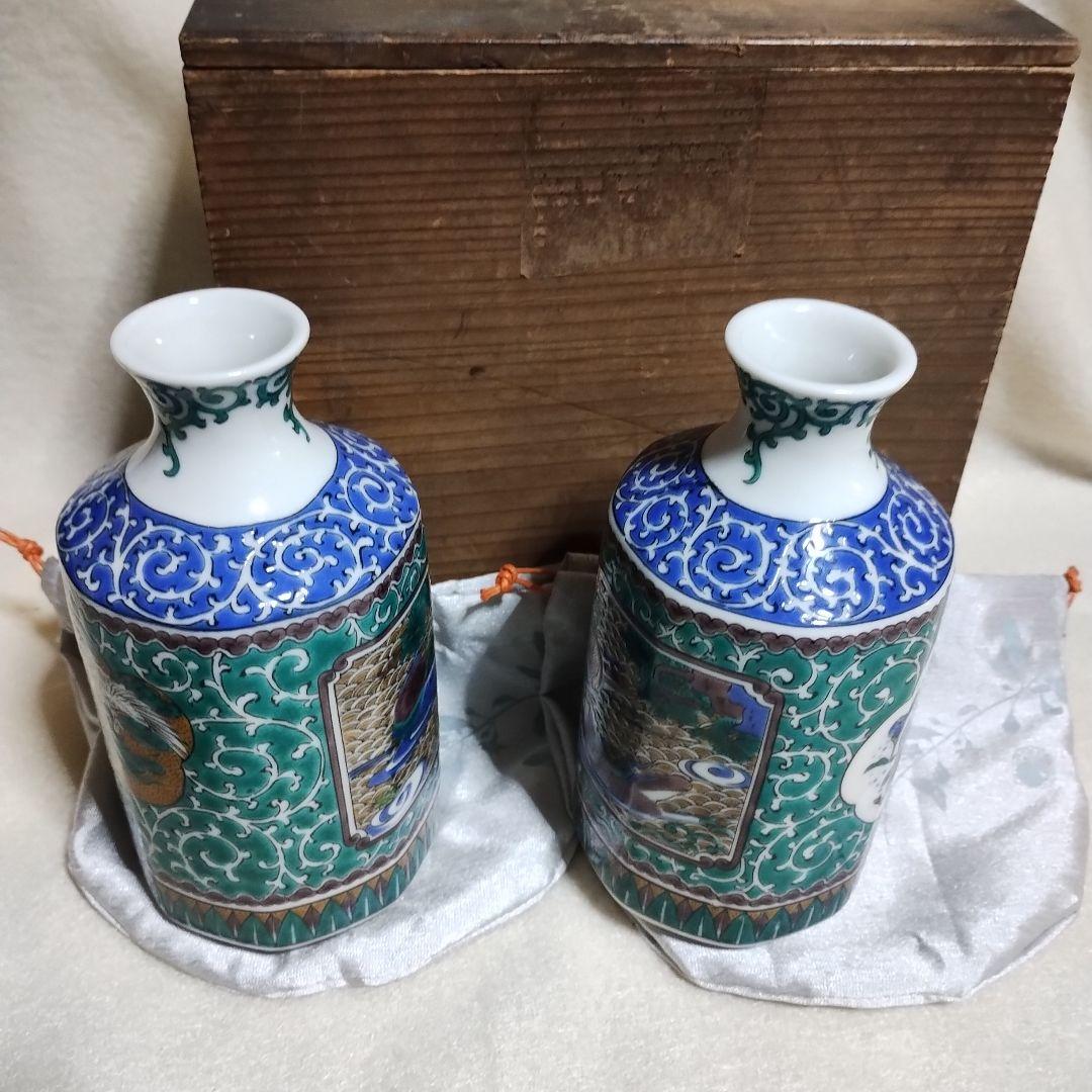 名品の陶器、九谷焼陶器酒器。九谷焼の酒器.一対。木箱入り。