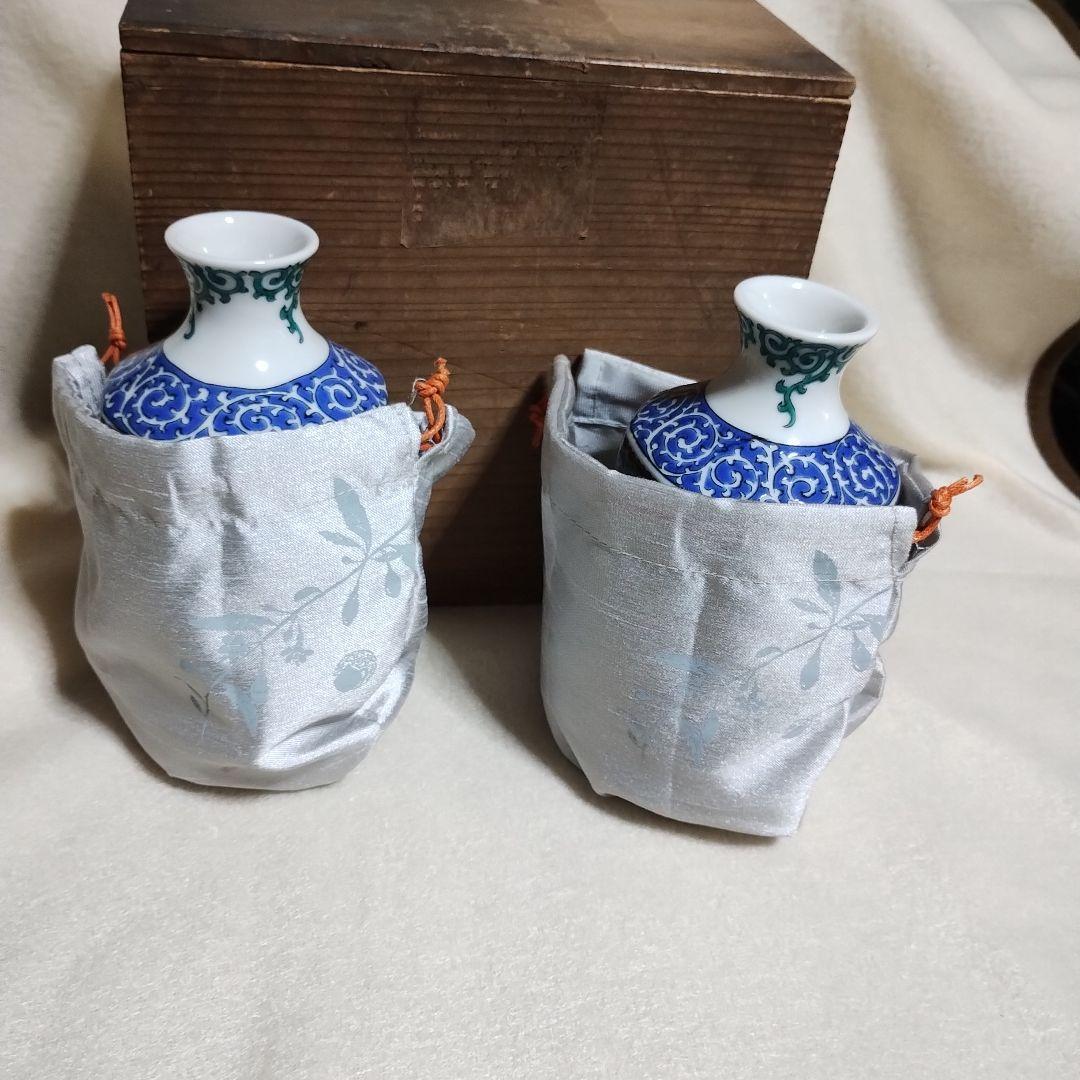 名品の陶器、九谷焼陶器酒器。九谷焼の酒器.一対。木箱入り。