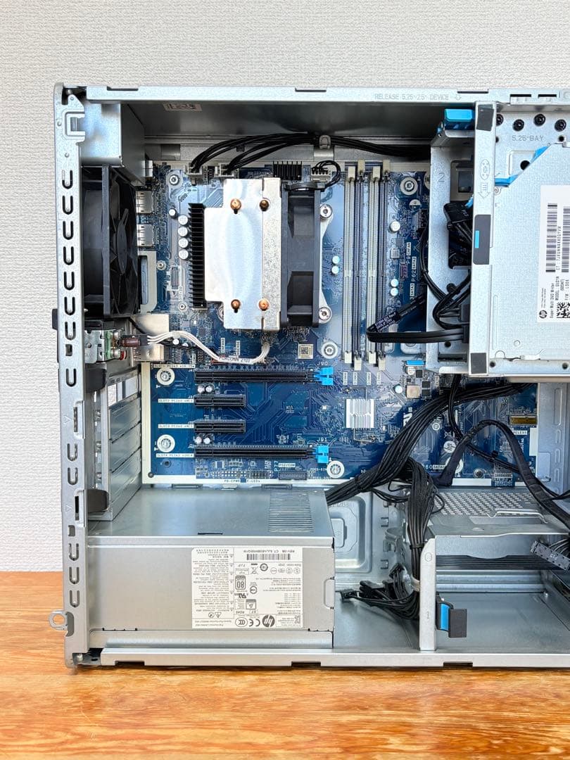 ベアボーン状態のHP Z2 Tower G5 Workstation