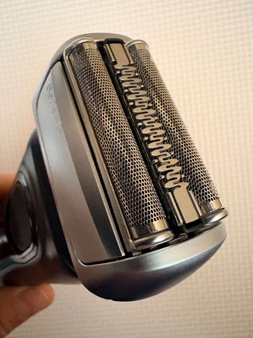 未使用 ブラウン 電気シェーバー シリーズ8 wet & dry 5795