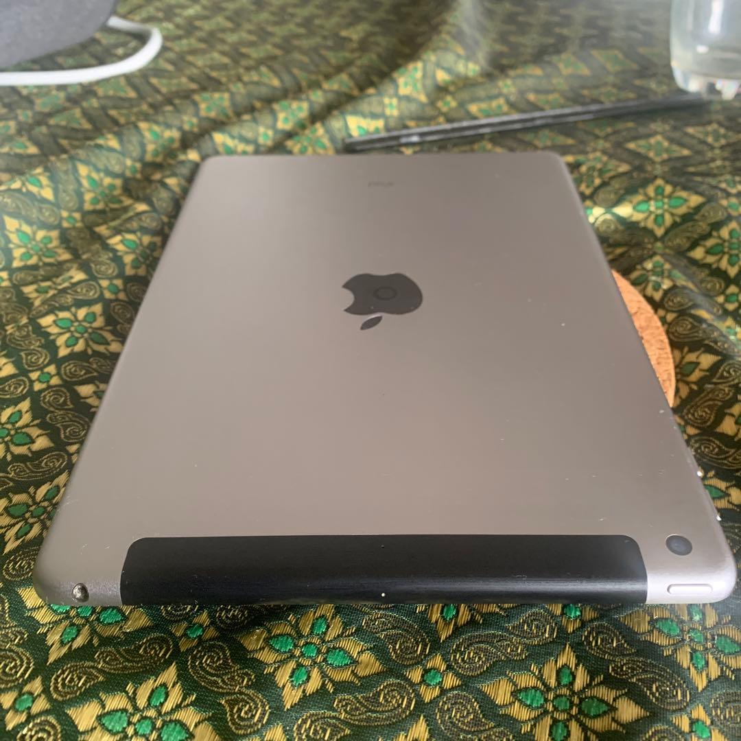iPad 5世代 32gb Wi-Fi + CELULAR SIMFREE