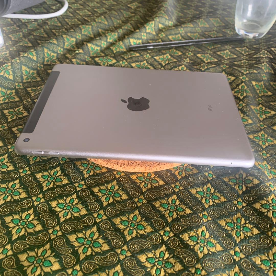 iPad 5世代 32gb Wi-Fi + CELULAR SIMFREE