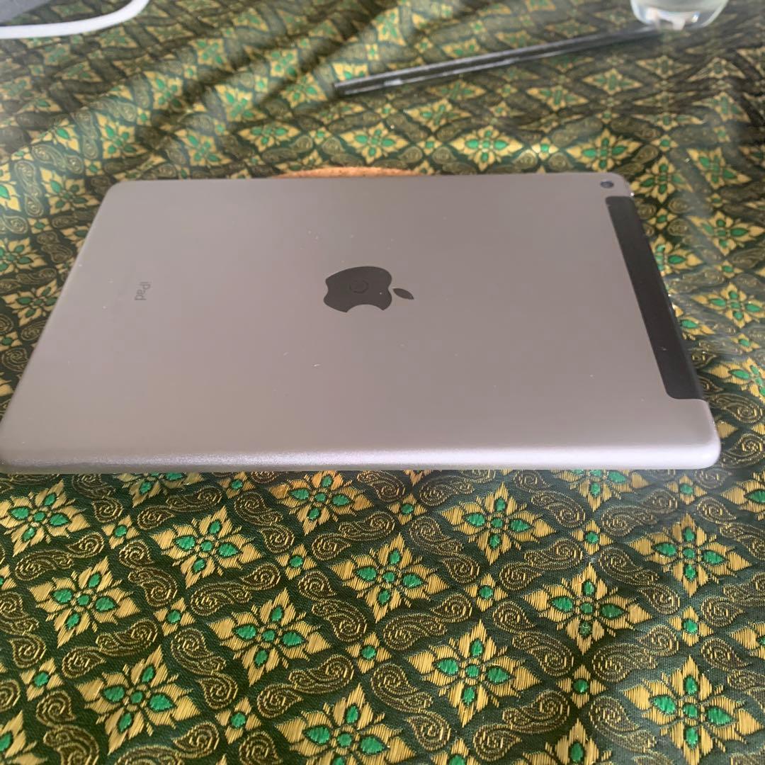 iPad 5世代 32gb Wi-Fi + CELULAR SIMFREE