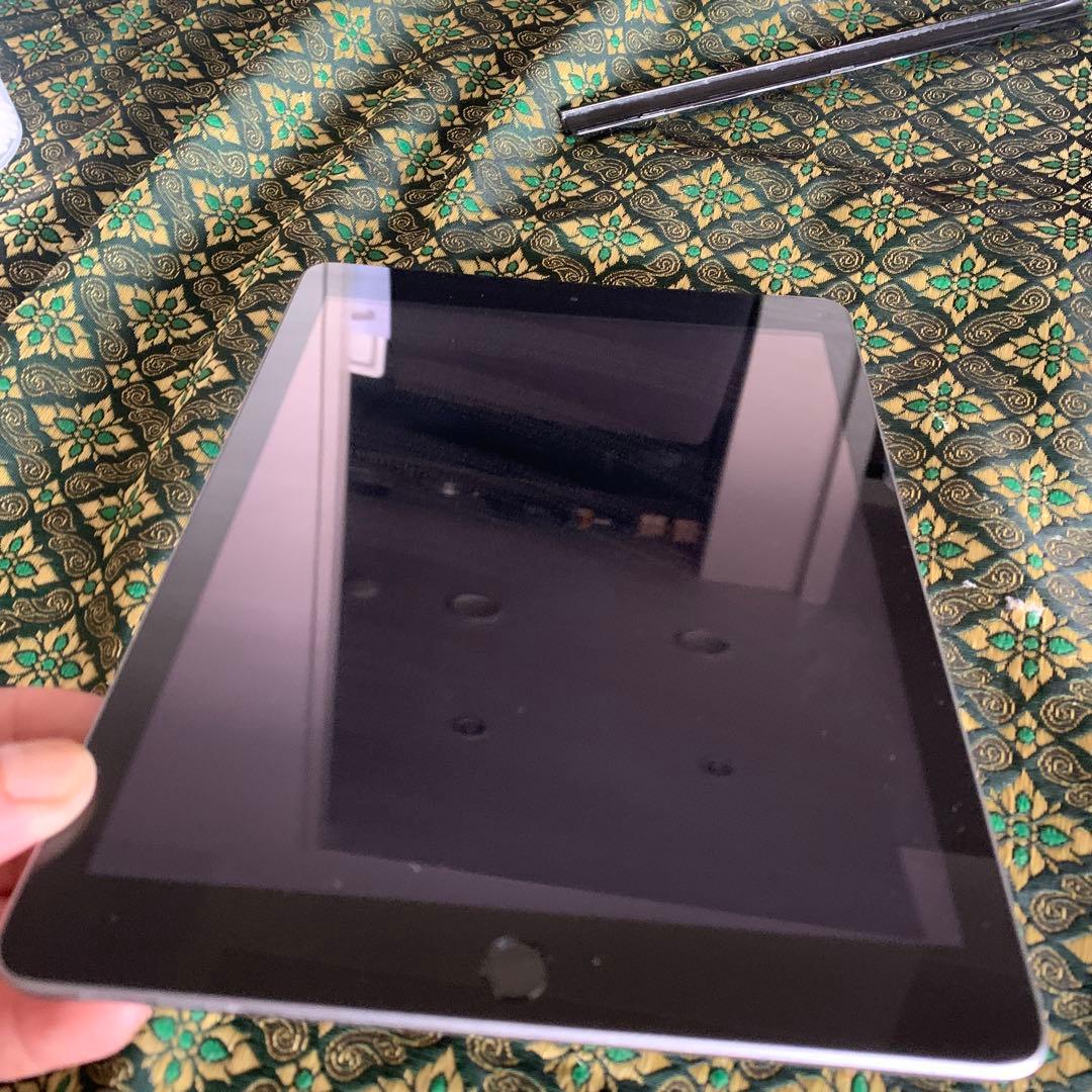 iPad 5世代 32gb Wi-Fi + CELULAR SIMFREE