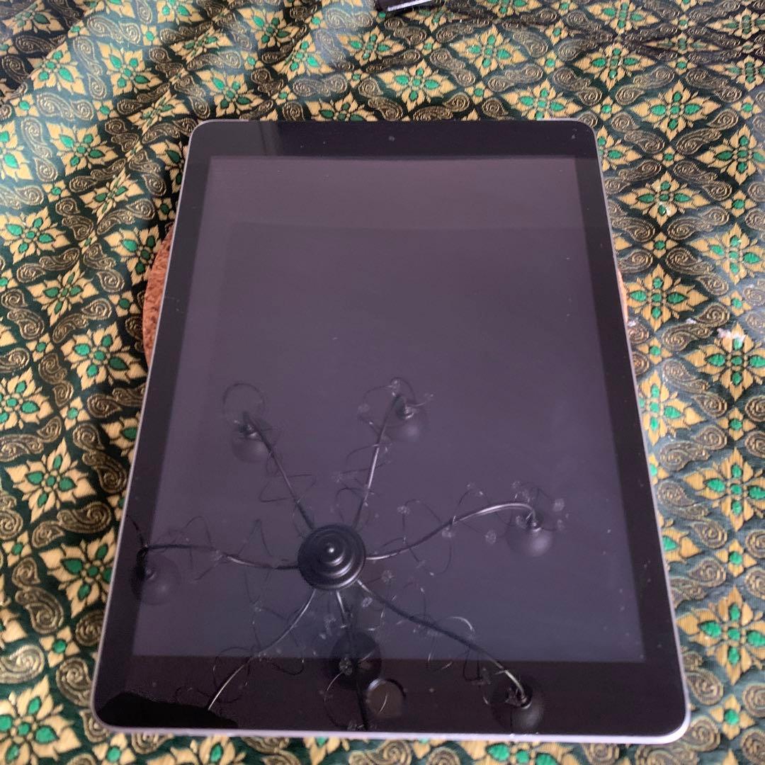 iPad 5世代 32gb Wi-Fi + CELULAR SIMFREE