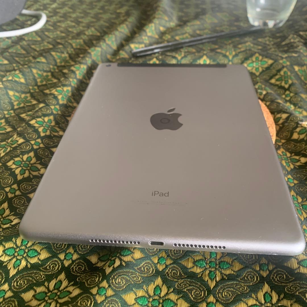 iPad 5世代 32gb Wi-Fi + CELULAR SIMFREE