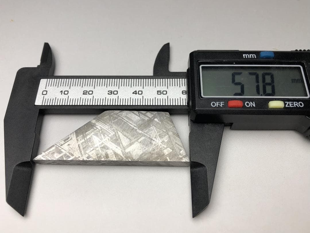 ハ*コ様 ギベオン隕石 ナミビア産 ウィドマンシュテッテン構造 三角カット 一点
