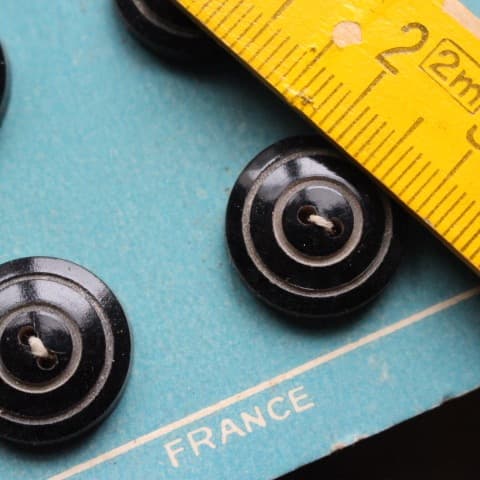 フランスビンテージ 古いボタンシート 黒4点 緑1点