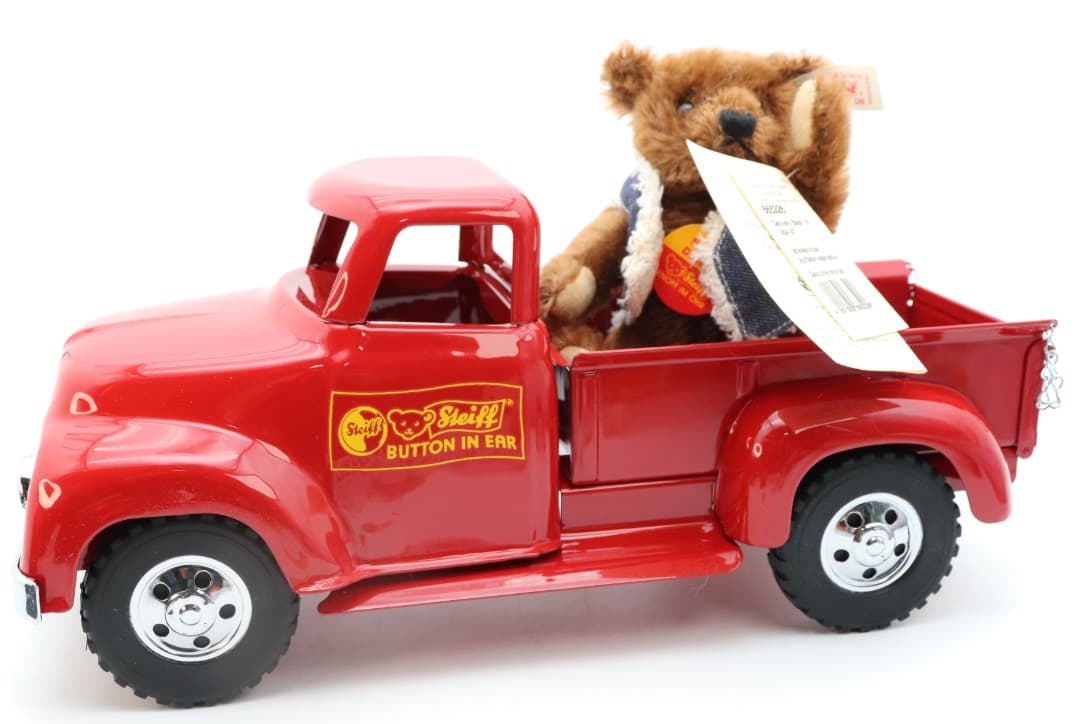フォークアートの木製キリンとSteiff デリバリーマンとトラック