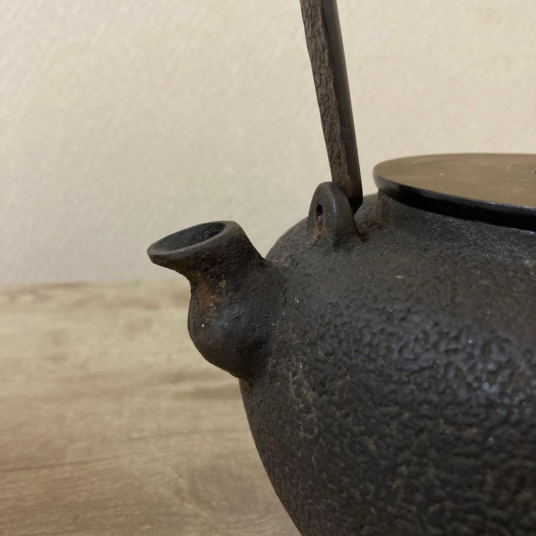 昭和二年製　龍文堂造　時代鉄瓶　宣徳蓋　茶道具　日丸形　岩肌