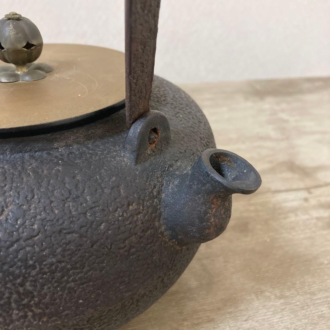 昭和二年製　龍文堂造　時代鉄瓶　宣徳蓋　茶道具　日丸形　岩肌