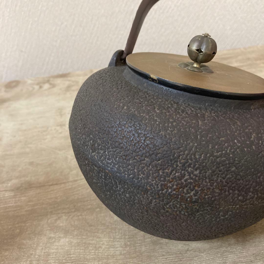 昭和二年製　龍文堂造　時代鉄瓶　宣徳蓋　茶道具　日丸形　岩肌