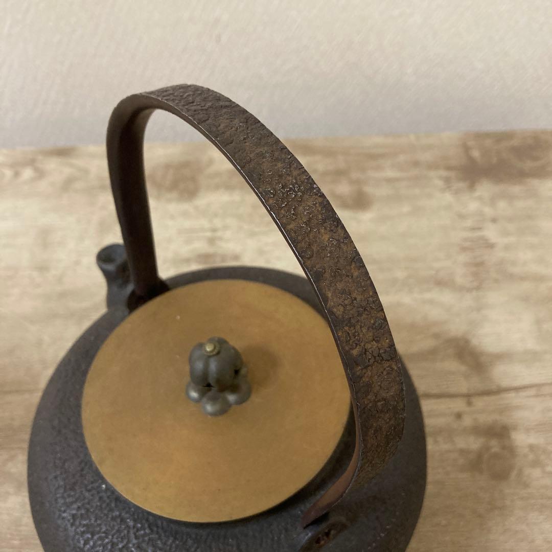 昭和二年製　龍文堂造　時代鉄瓶　宣徳蓋　茶道具　日丸形　岩肌