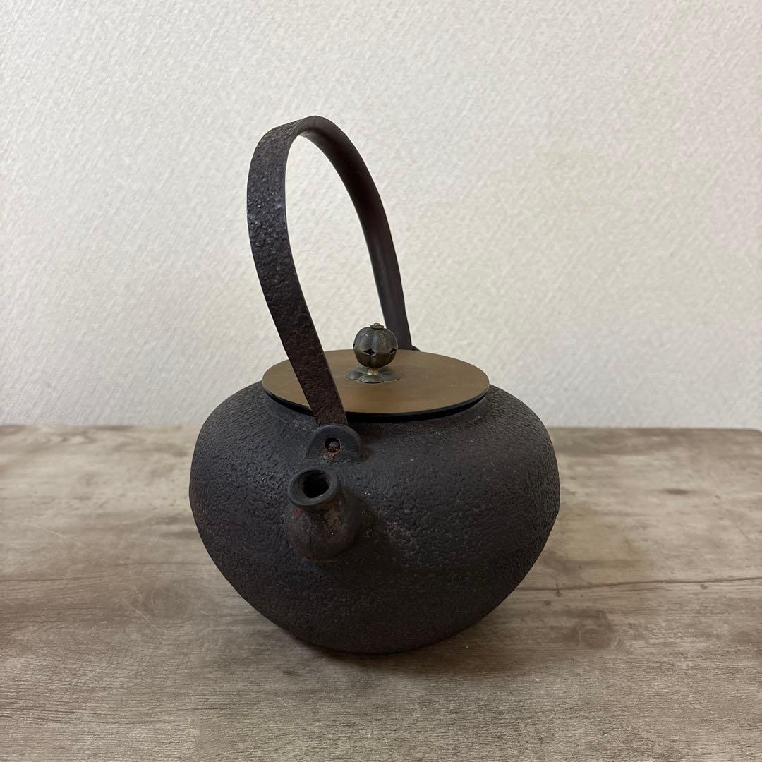 昭和二年製　龍文堂造　時代鉄瓶　宣徳蓋　茶道具　日丸形　岩肌