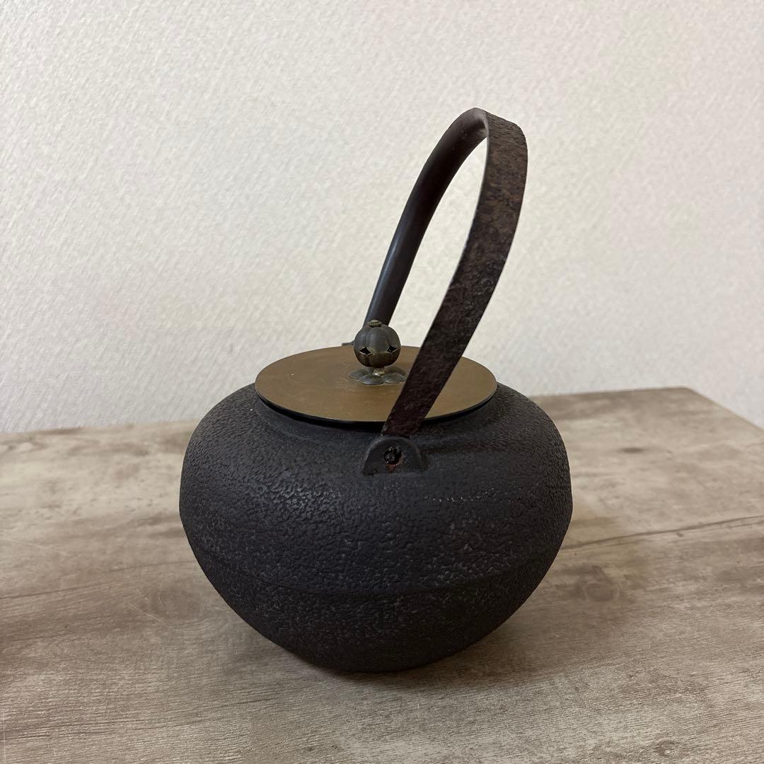 昭和二年製　龍文堂造　時代鉄瓶　宣徳蓋　茶道具　日丸形　岩肌