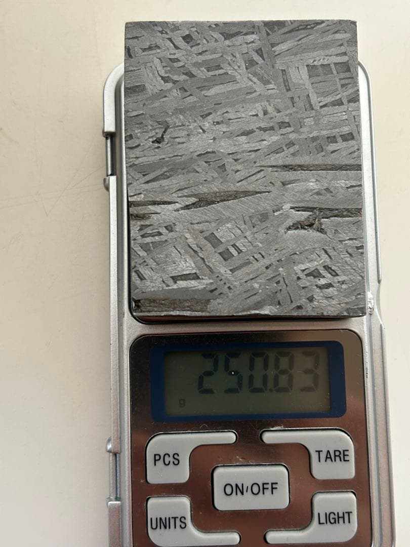 アルタイ鉄隕石。美しい長方形。約250
