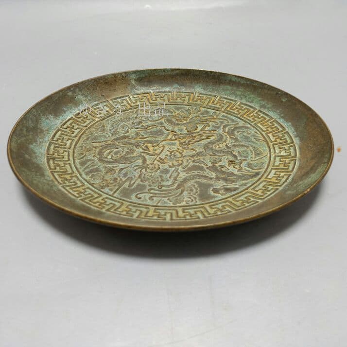 骨董品の青銅竜の皿の銅の置物