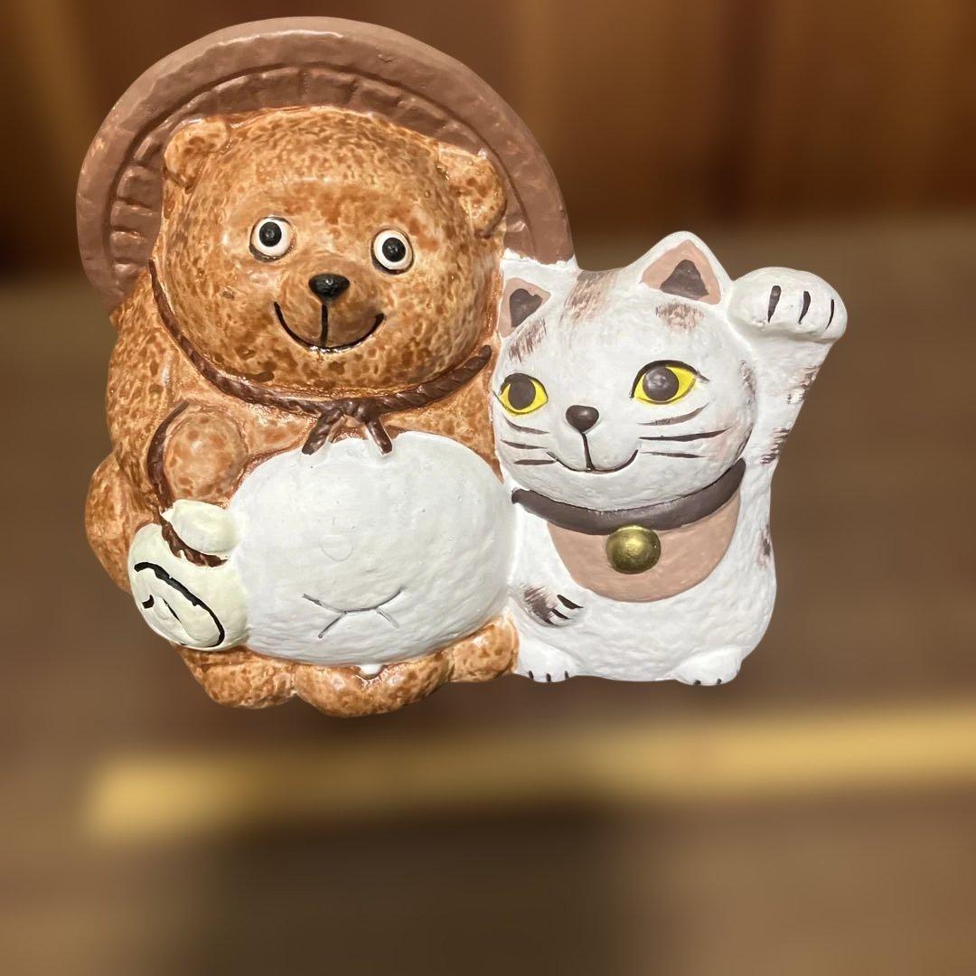 タヌキが招き猫の肩を抱き寄せる縁起が良過ぎる陶器オブジェ 手描き 貯金箱 D