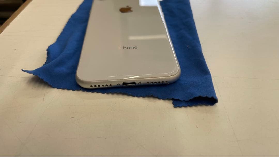 極美品Apple iPhone8 シルバー 本体　おまけスマホケース