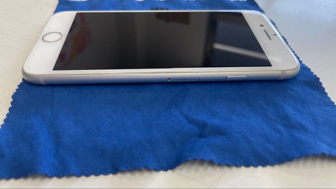 極美品Apple iPhone8 シルバー 本体　おまけスマホケース