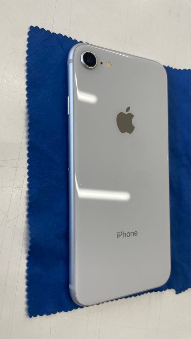 極美品Apple iPhone8 シルバー 本体　おまけスマホケース