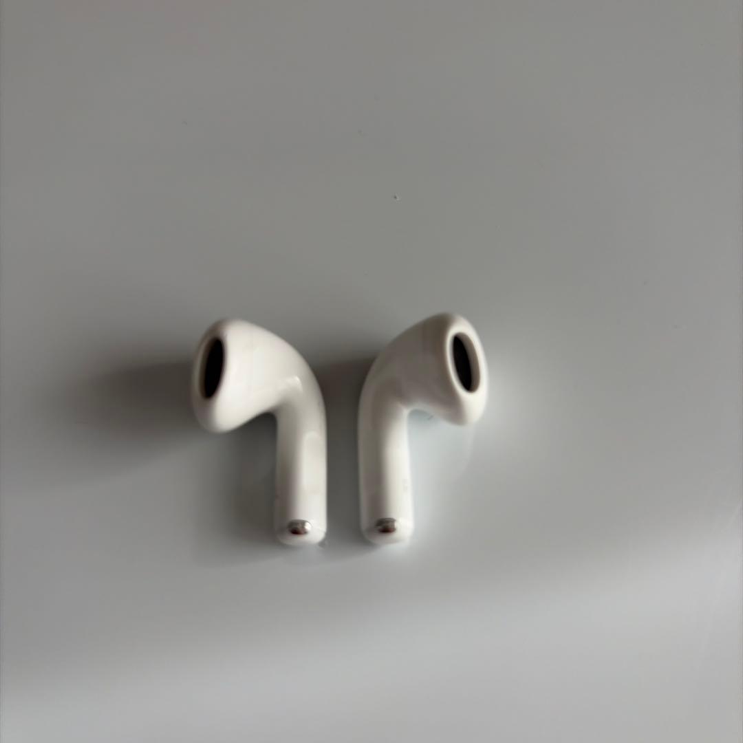 Apple AirPods 第4世代 充電ケースとイヤホン