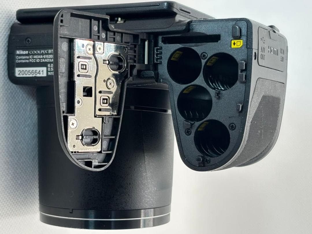 ニコンCOOLPIX B500単三乾電池使用とコンパクト重量542gが魅力