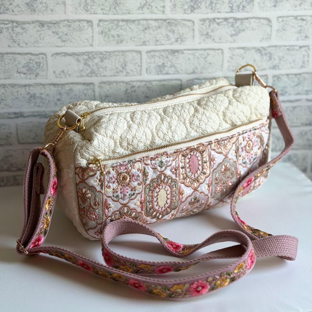 インド刺繍生地とキルティングバッグ インド刺繍リボンショルダーストラップ付き