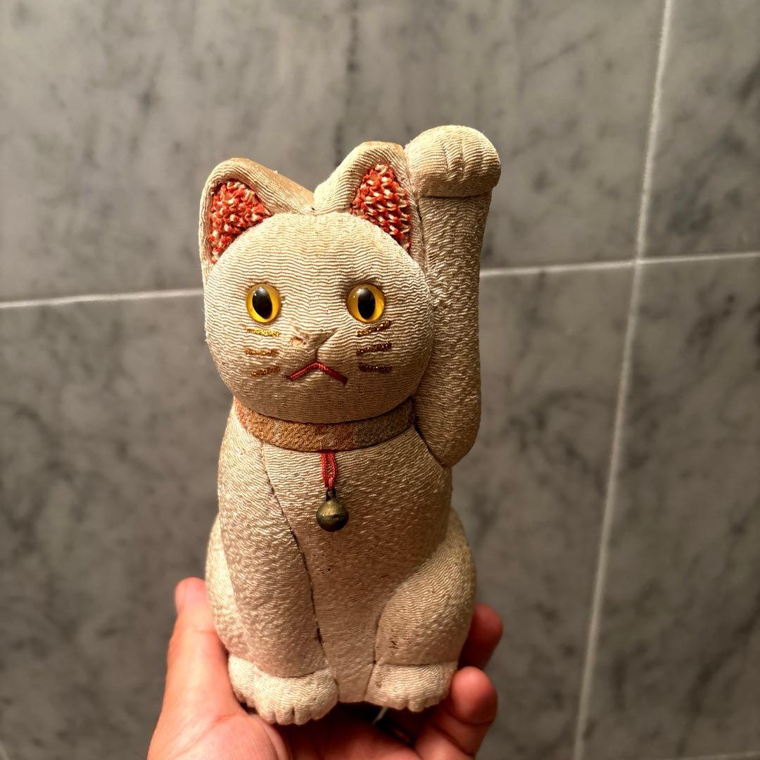 ヴィンテージ光沢のある着物生地で作られた美しい色合いの高級感のある招き猫