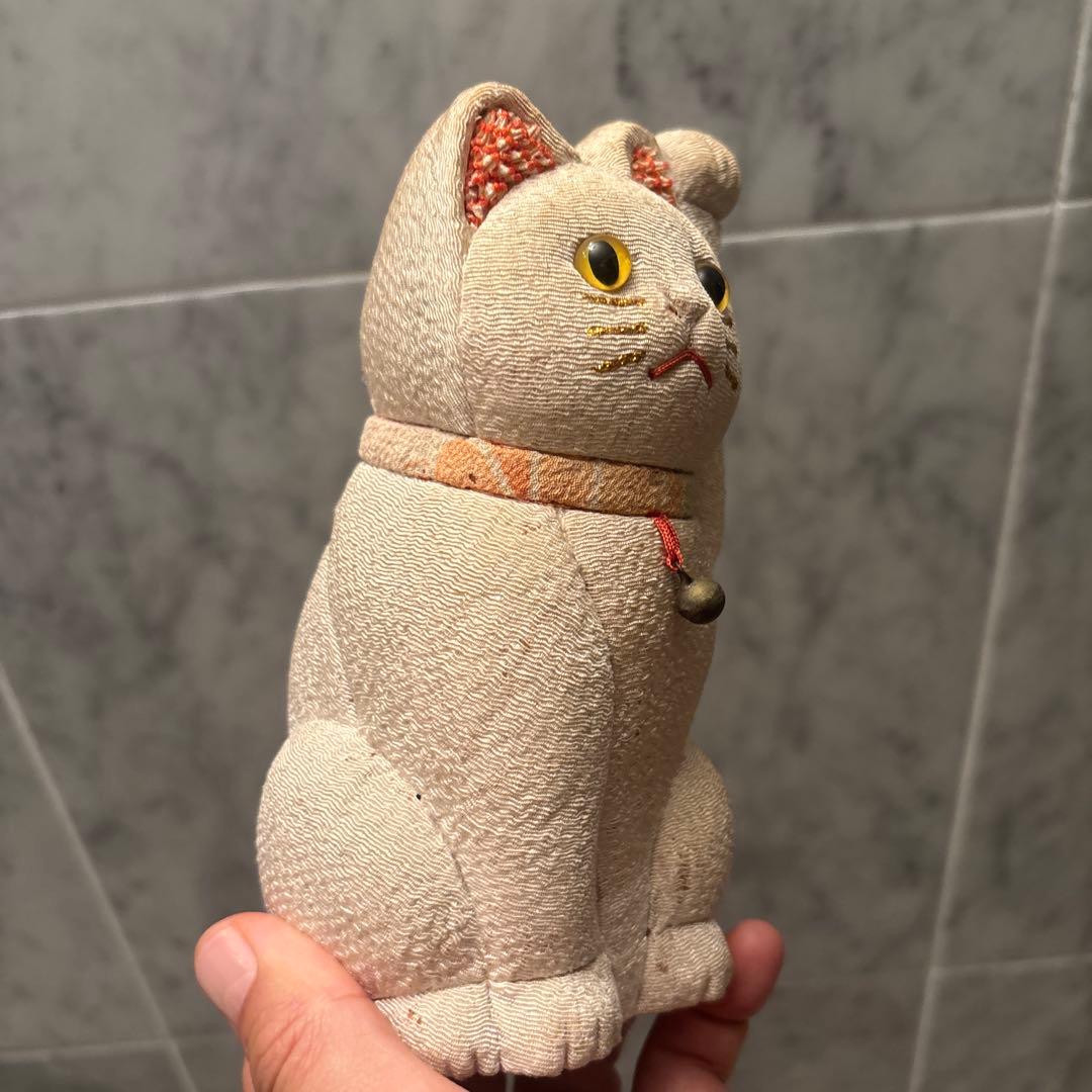 ヴィンテージ光沢のある着物生地で作られた美しい色合いの高級感のある招き猫