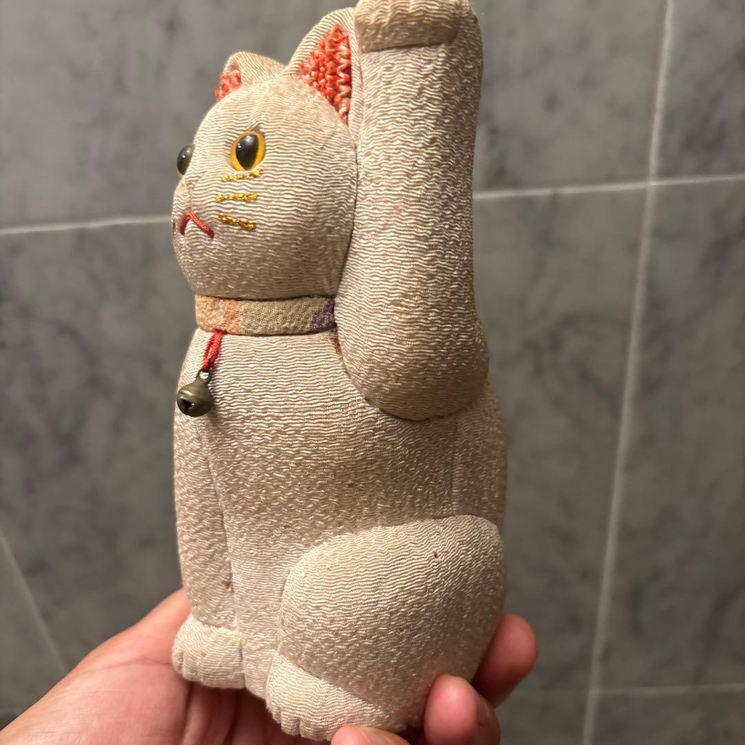 ヴィンテージ光沢のある着物生地で作られた美しい色合いの高級感のある招き猫