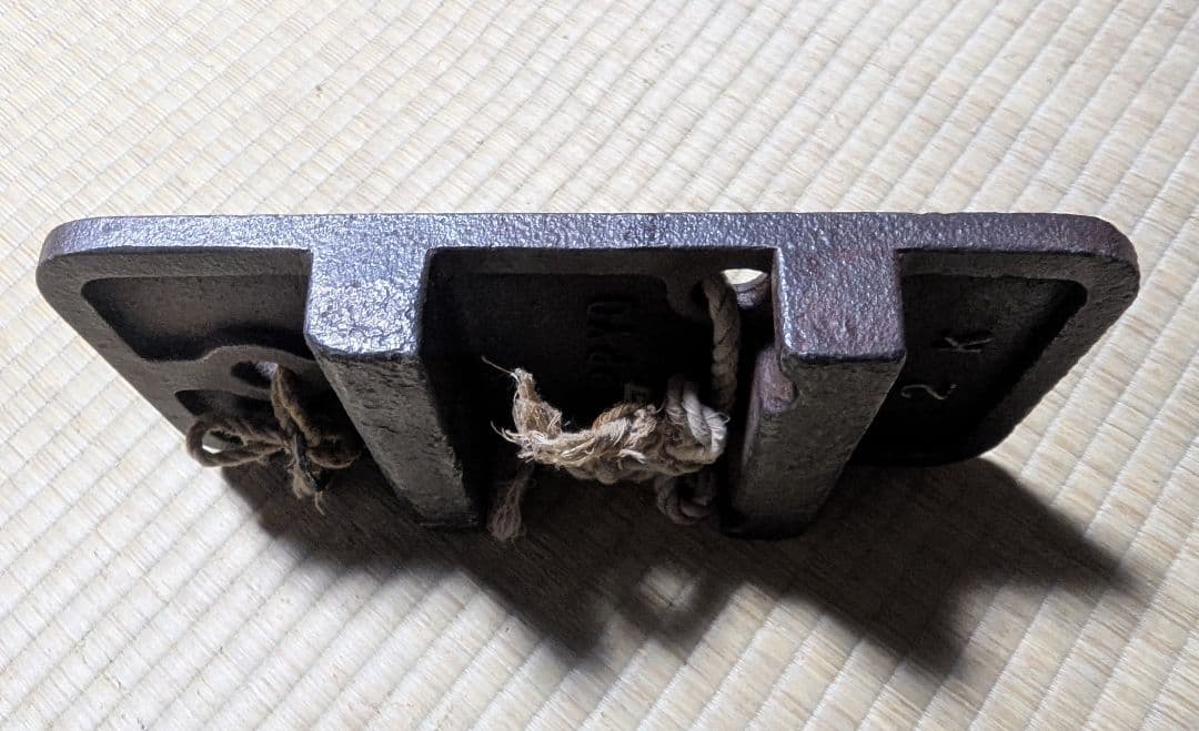 希少【日表】刻印 鉄下駄 2kg サビ除去・清掃済 美品 昭和レトロ 鉄鋳物