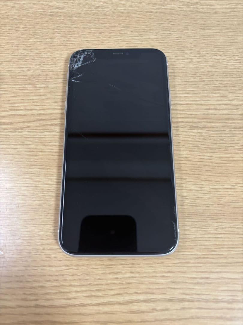 iPhone 11 ホワイト 本体 SIMロックあり au 64GB ジャンク品