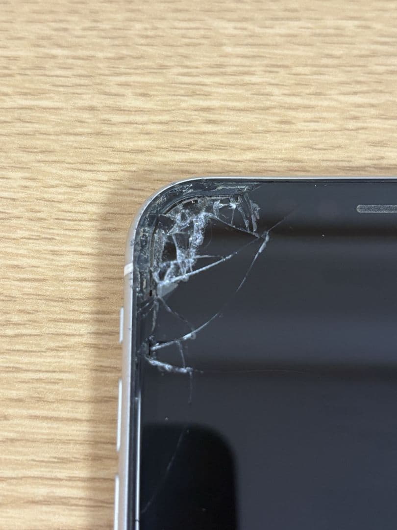 iPhone 11 ホワイト 本体 SIMロックあり au 64GB ジャンク品