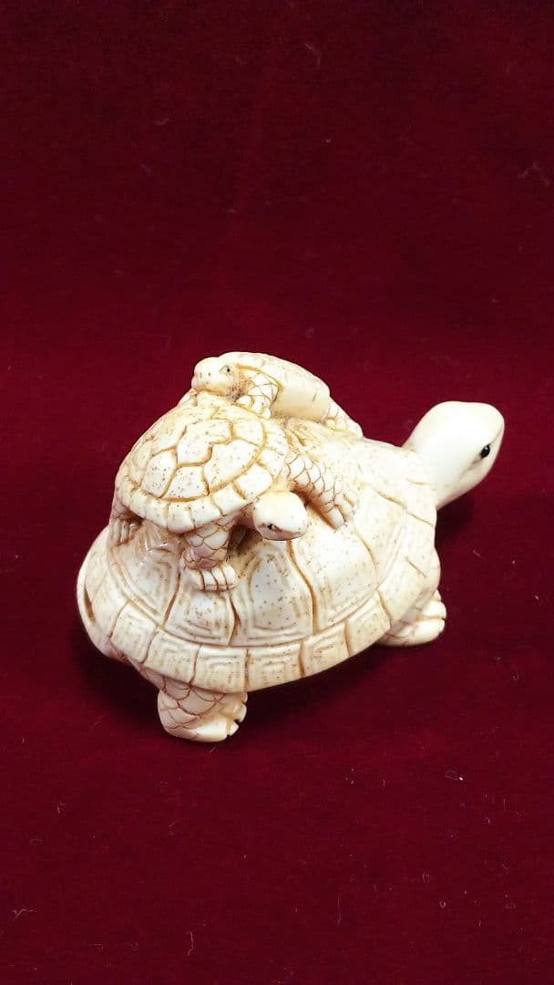 亀の根付け小亀 重なりデザイン