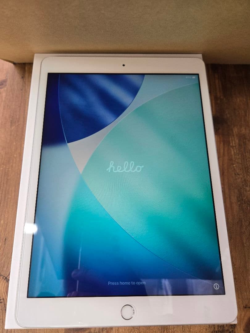 iPad 第8世代 Wi-Fi 32GB シルバー　新品フィルム、箱、備品