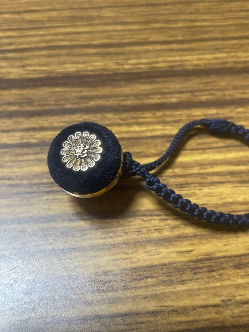 黒色布製ボタン 金色花模様 ストラップ付き