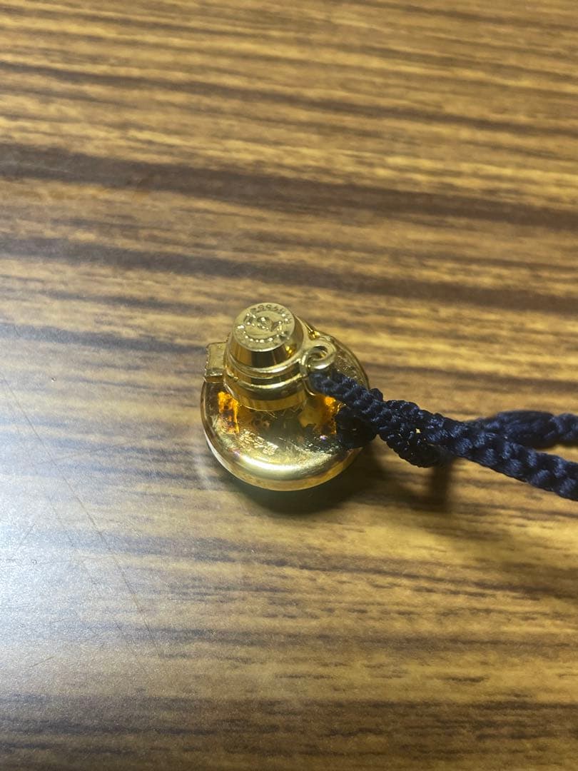 黒色布製ボタン 金色花模様 ストラップ付き