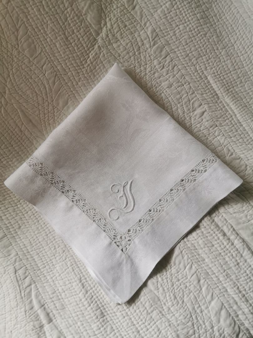 アンティーク ダマスク織 カーネーション 桜草 イニシャル刺繍 ドローンレースα