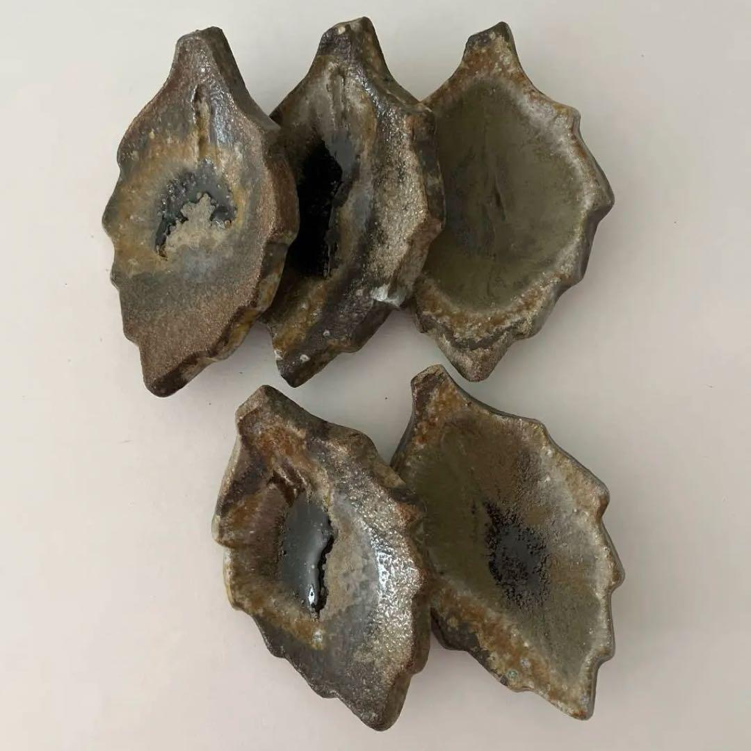 備前焼　葉型陶器小皿セット 醤油皿や箸休めを盛り付けてお料理を美しく見せる