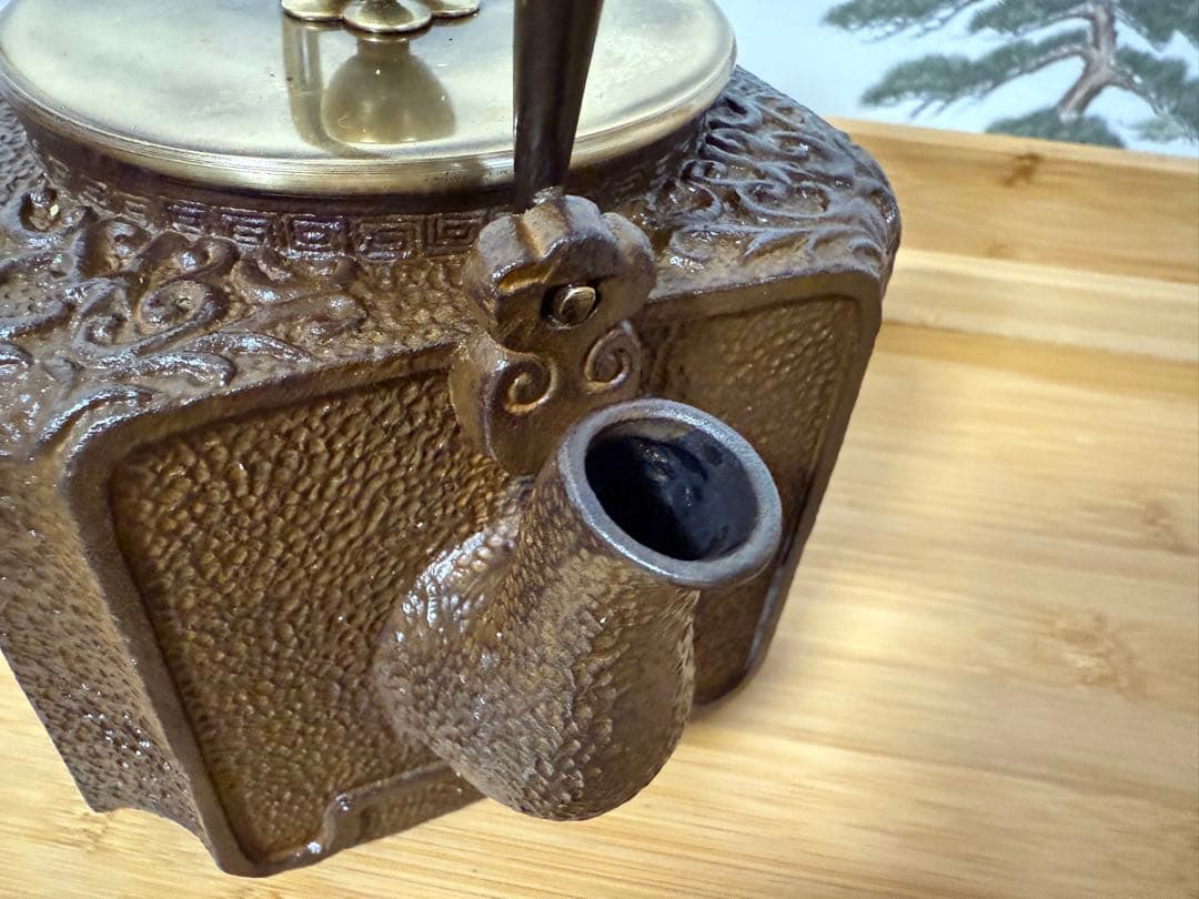 時代物　鉄瓶 浮彫りデザイン