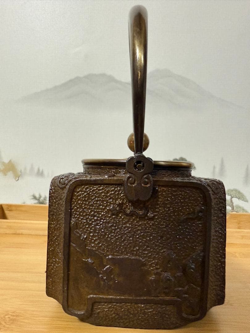 時代物　鉄瓶 浮彫りデザイン