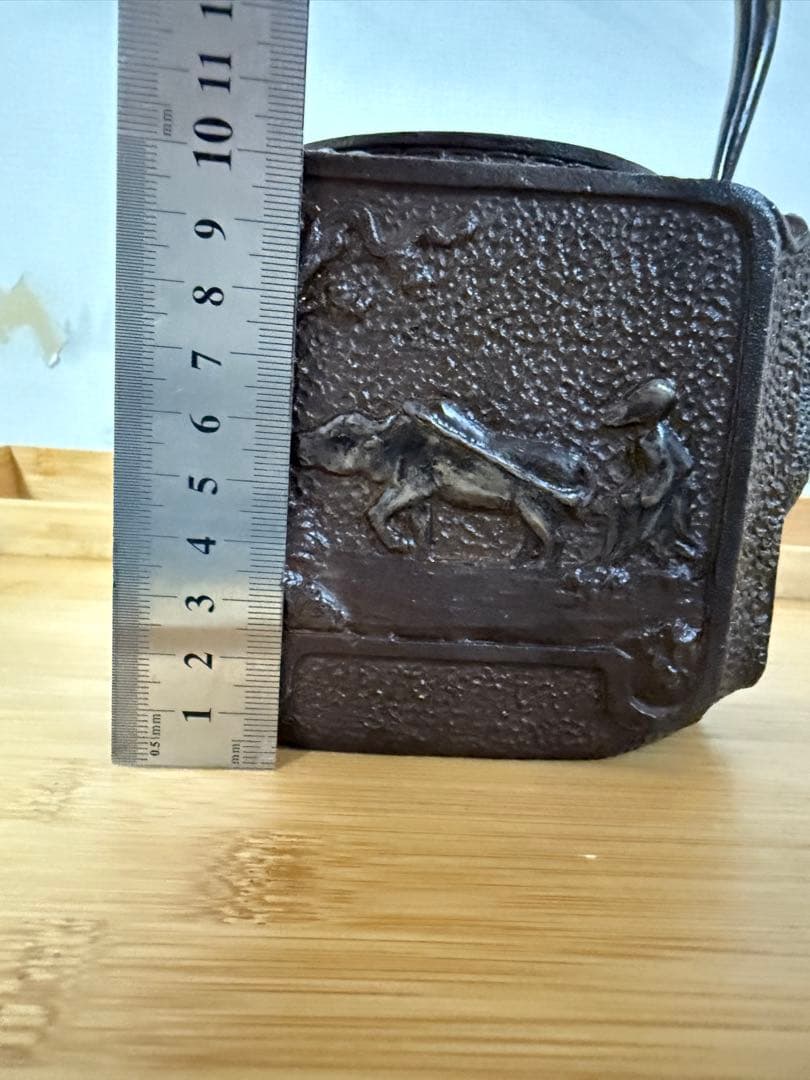 時代物　鉄瓶 浮彫りデザイン