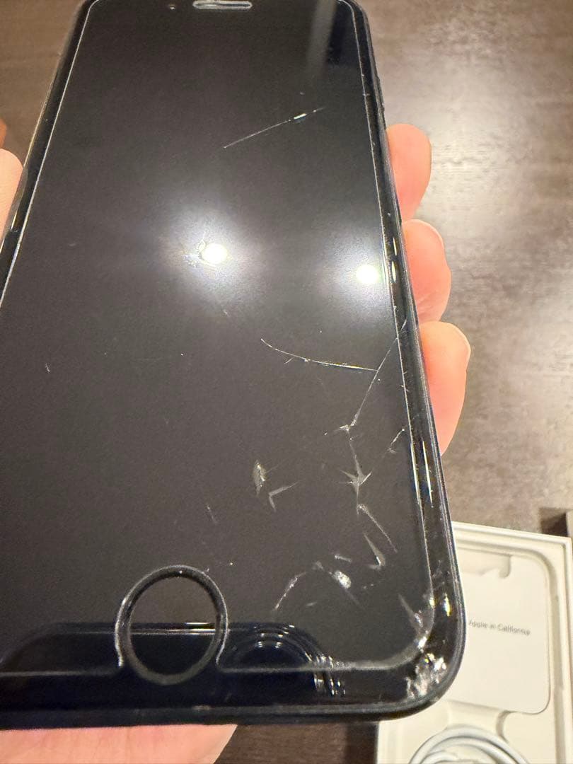 Apple iPhone SE第3世代128GB 画面割れあり 問題なく利用可能