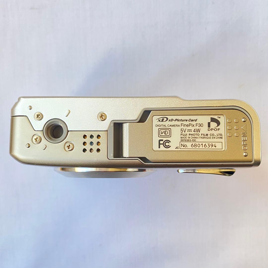 富士フイルム FinePix F30 シルバー デジカメ 中古 動作確認済み
